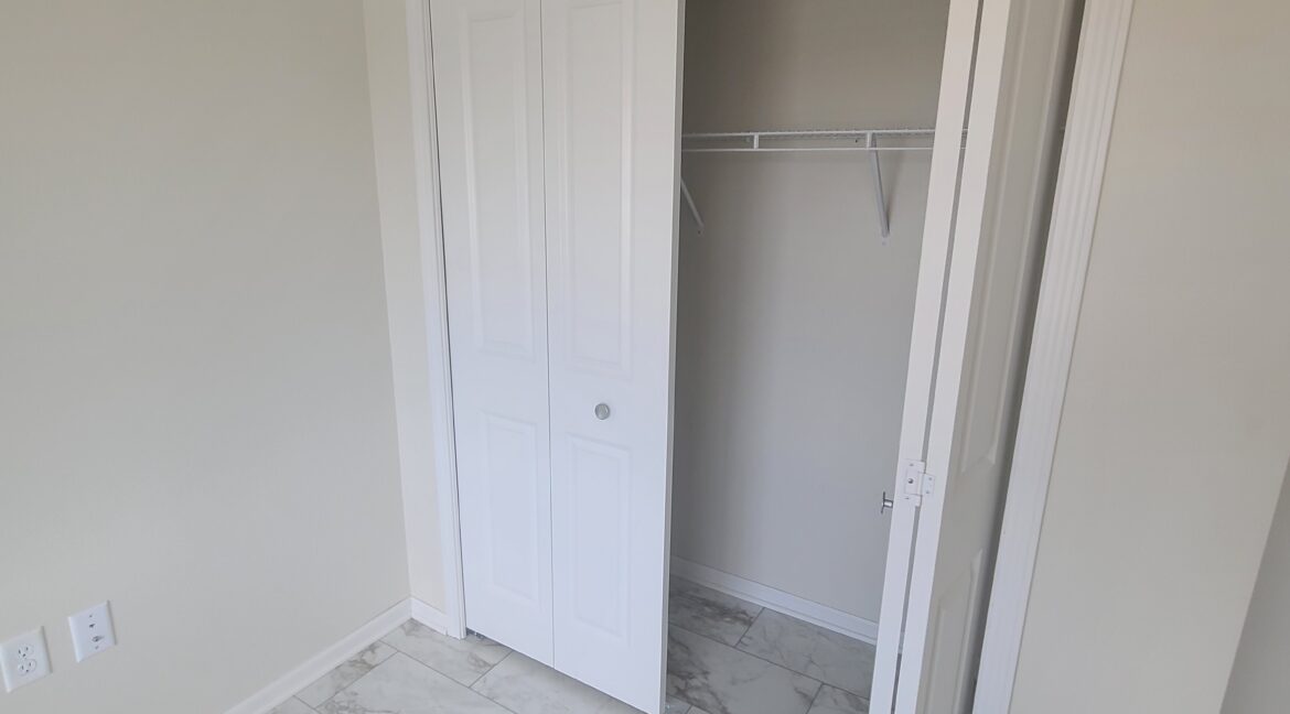 closet no carpet